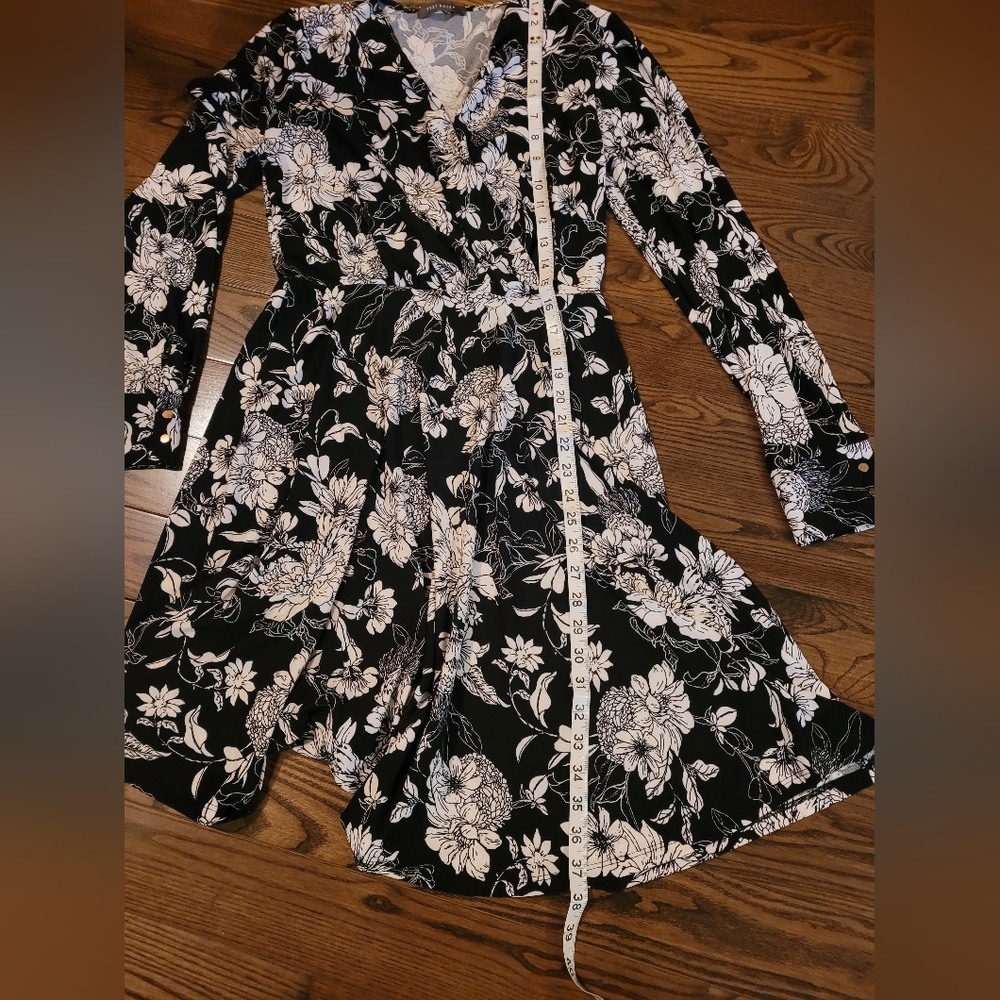Dress, Excellent Condition, Long sleeves, great for Fall. - Picture 8 of 9